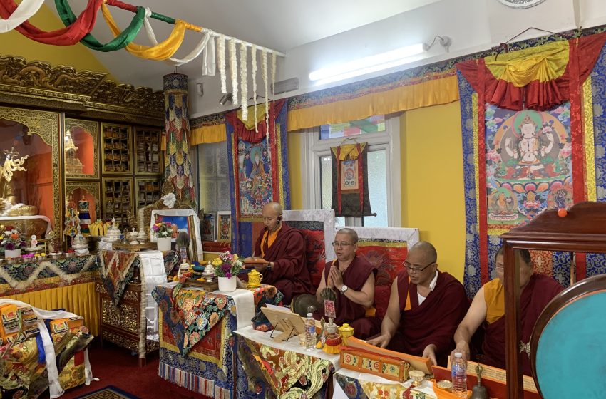 डायमण्ड बुद्धिस्ट सेन्टर यूकेकॊ गुम्बामा प्रज्ञापारामिता पूजापाठ